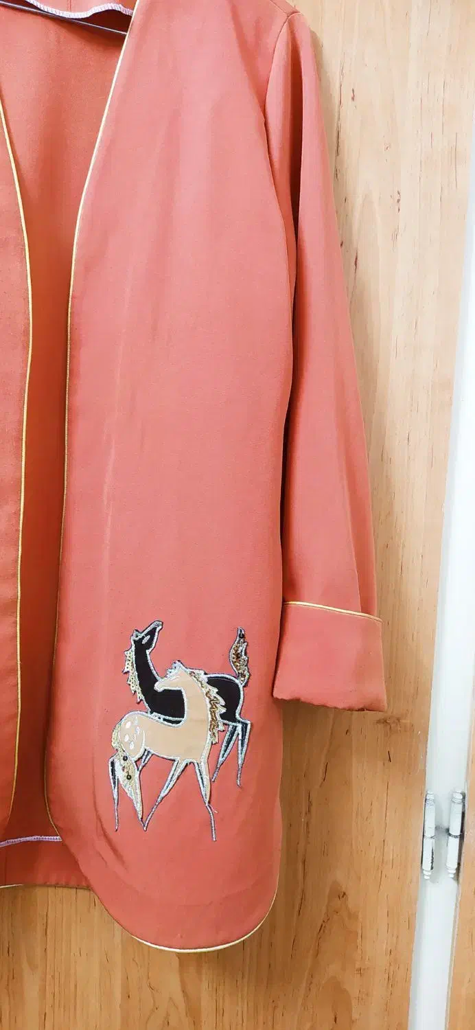 مانتو|لباس|قم, وادی السلام|دیوار