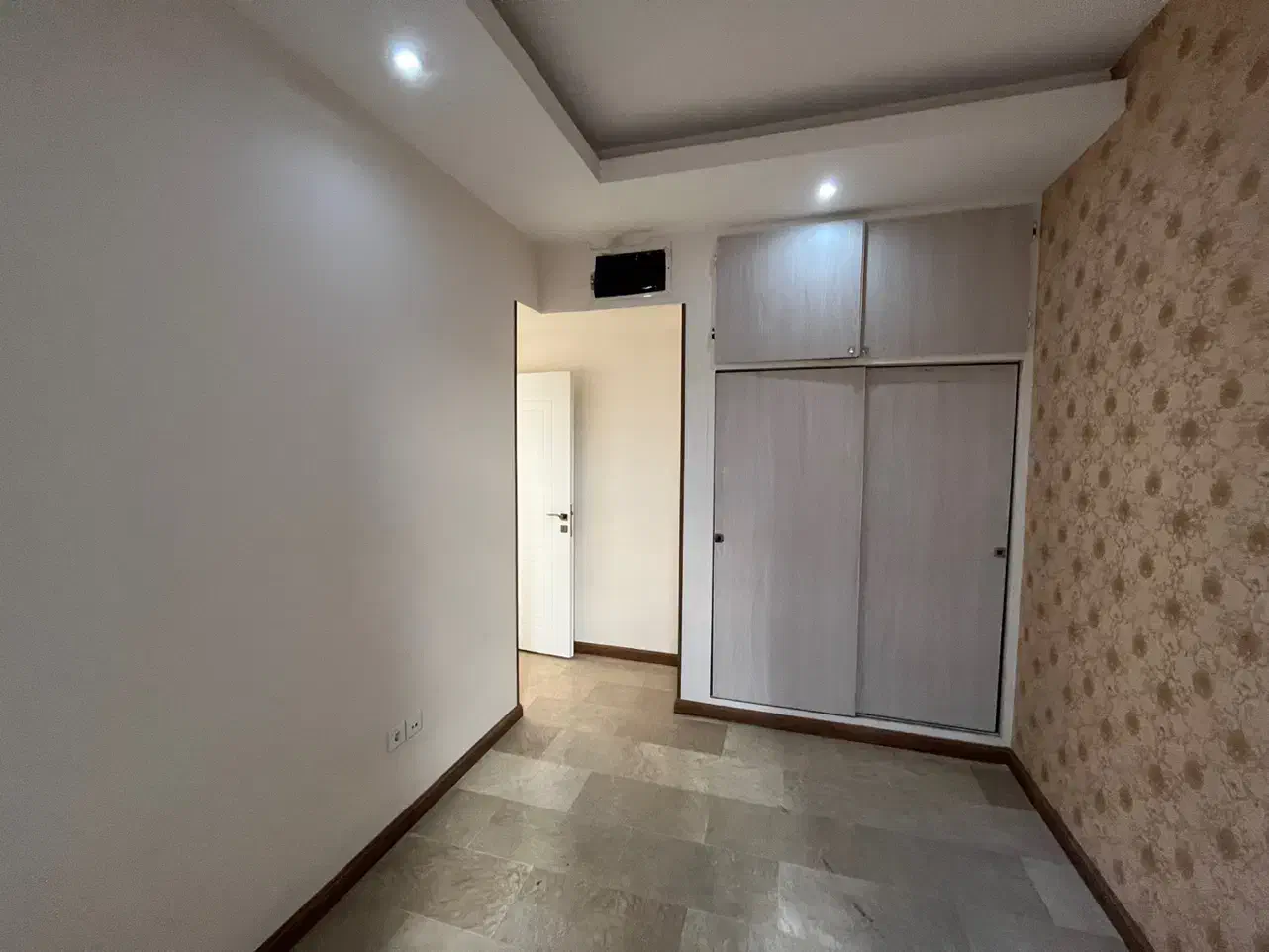 ۱۳۰ متر /۳ خواب /روبه آفتاب / هجرت/ تخلیه