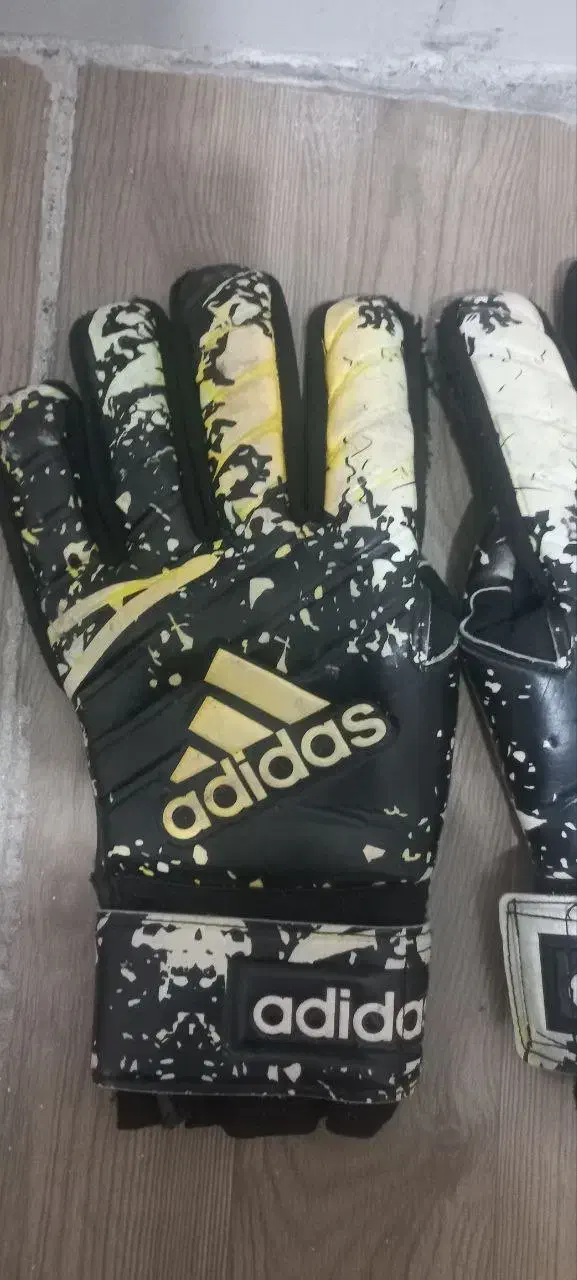 دستکش دروازه بانی|لباس|هشتگرد, هشتگرد قدیم|دیوار