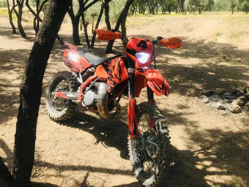 کی تی ام کراس اندرو|موتورسیکلت|تهران, آبشار تهران (دریاچه)|دیوار