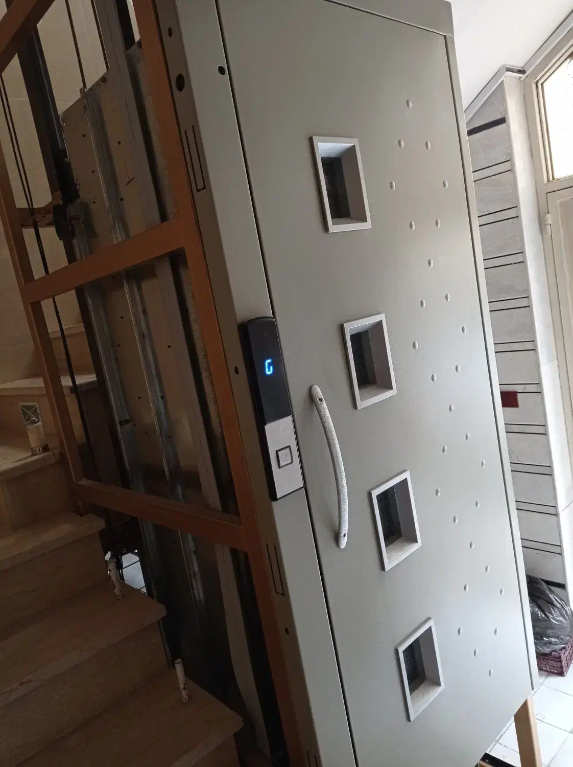 بالابر و آسانسور هیدرولیک|خدمات پیشه و مهارت|اصفهان, لیمجیر|دیوار