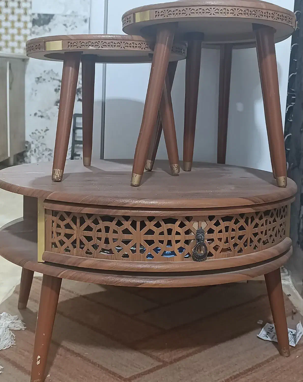 جلو مبلی و عسلی مدل گرد دور طلایی|مبلمان خانگی و میز عسلی|چهارباغ, |دیوار