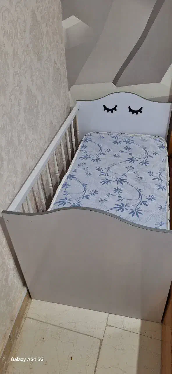 تخت نوزاد کنار تخت مادر|تخت و سرویس خواب|محلات, |دیوار