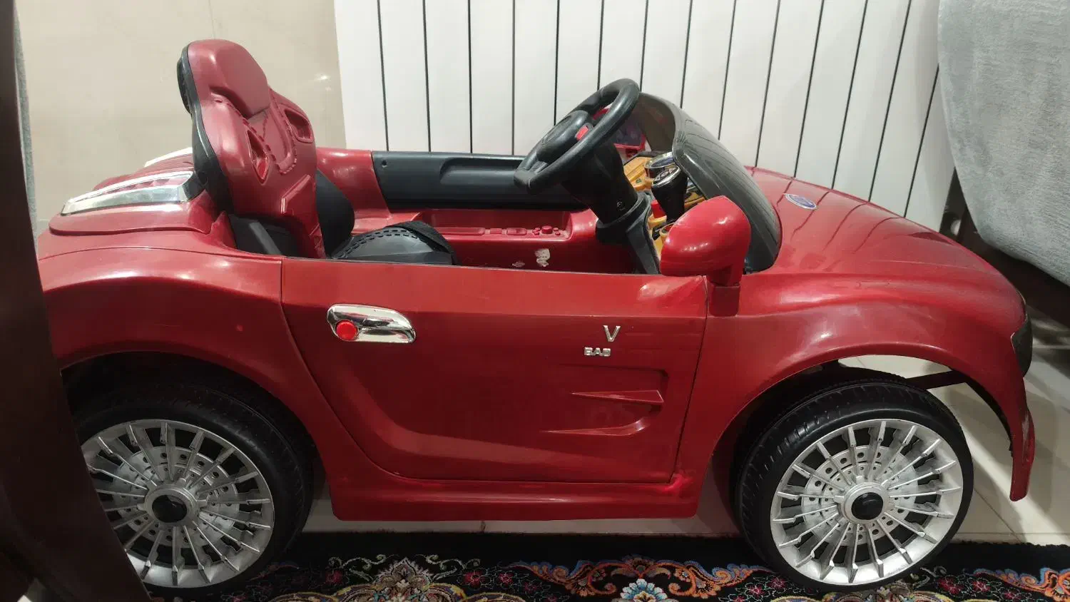 ماشین شارژی|اسباب‌بازی بچه|ری, سرتخت|دیوار