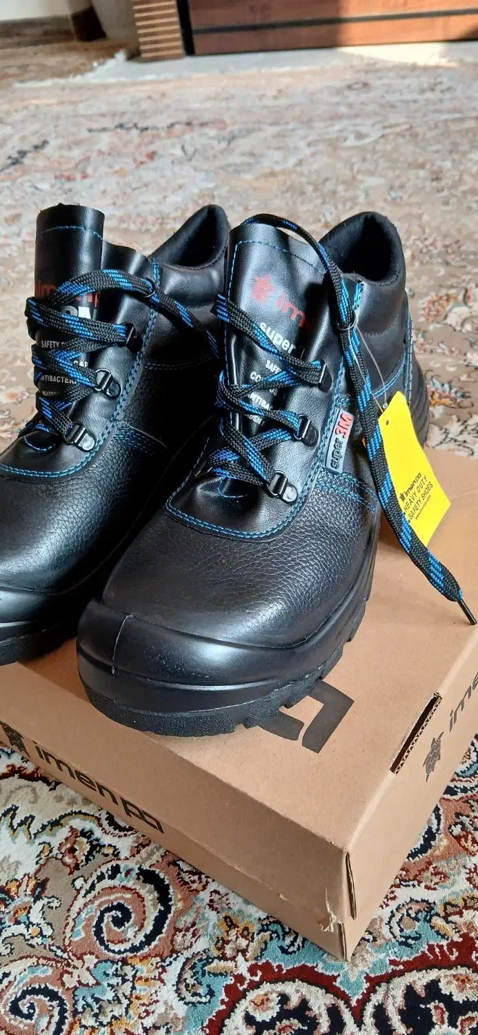 یک عدد کفش ایمنی.|کیف، کفش، کمربند|فولادشهر, مسکن مهر فولادشهر|دیوار
