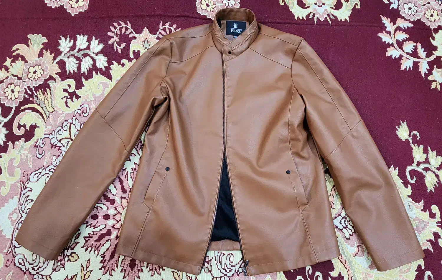 کاپشن چرمی|لباس|اهرم, |دیوار