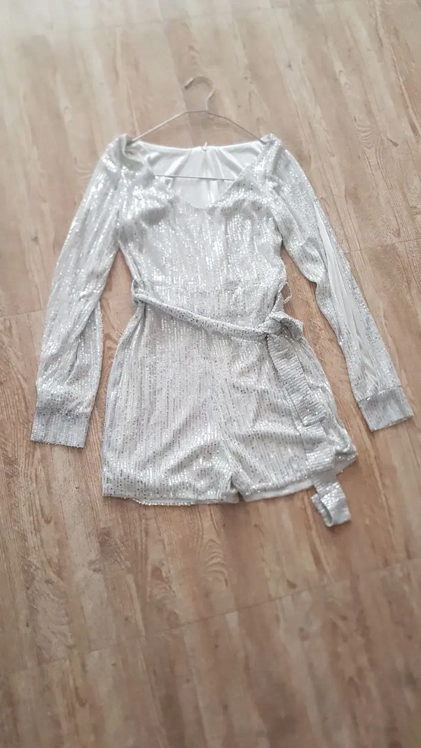 لباس مجلسی|لباس|سلماس, |دیوار