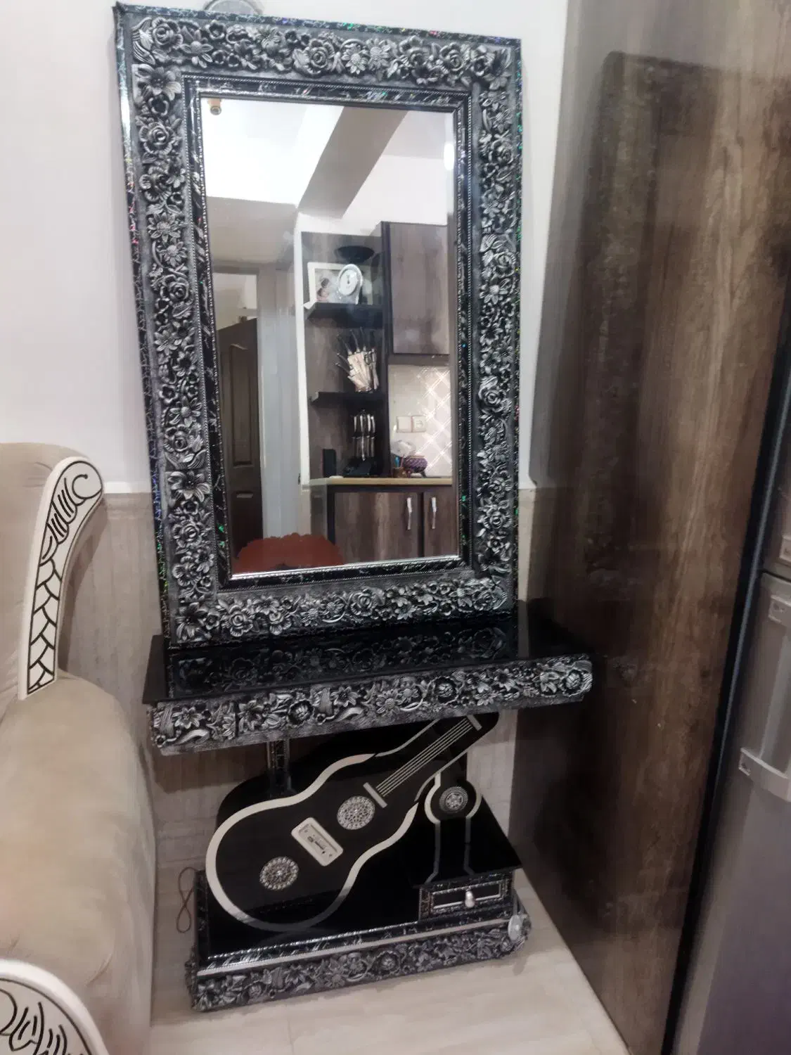 آینه و میزفلش خور|آینه|آستانه اشرفیه, |دیوار