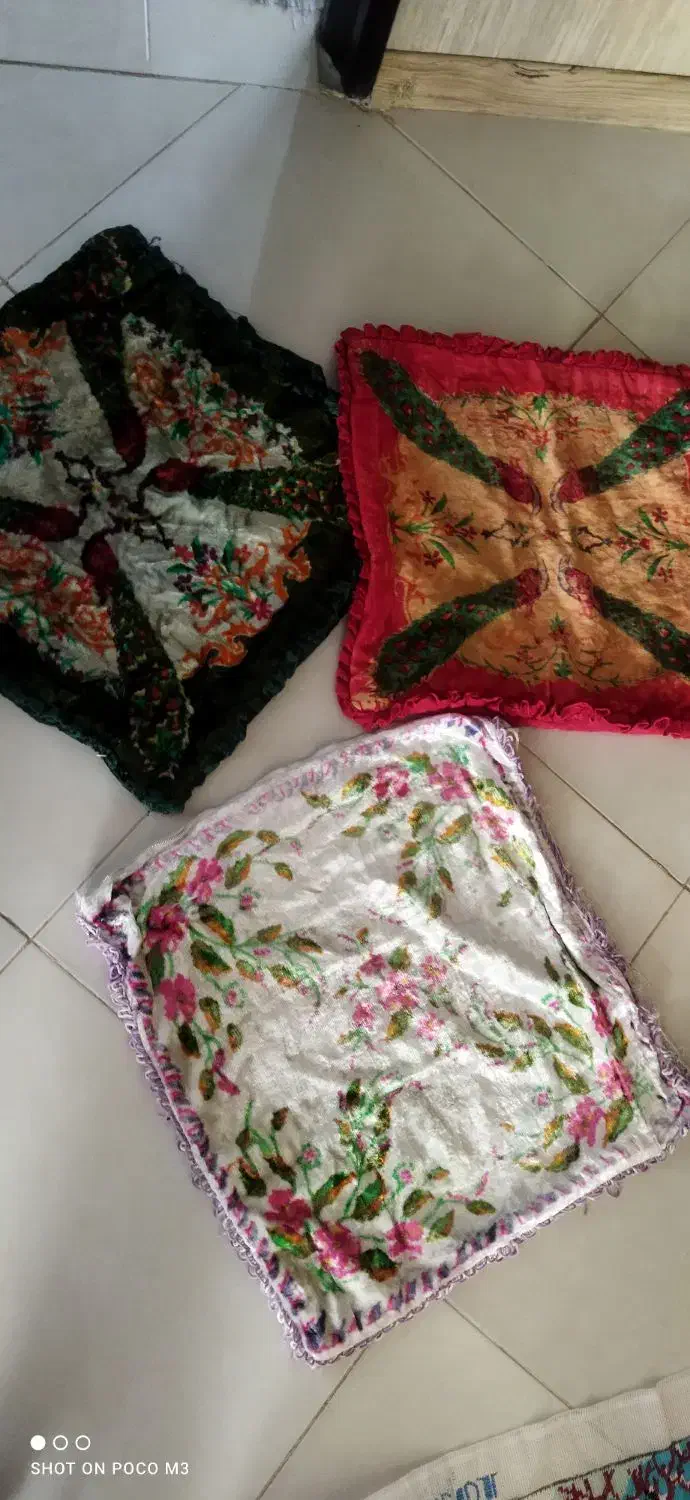 روبالشتی مخمل قدیمی طاووسی رومیزی سجاده قدیمی|صنایع دستی و سایر لوازم تزئینی|بیرجند, |دیوار