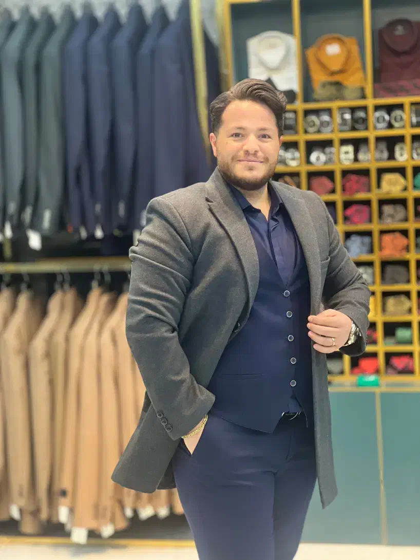 نیم پالتو|لباس|اصفهان, همدانیان|دیوار