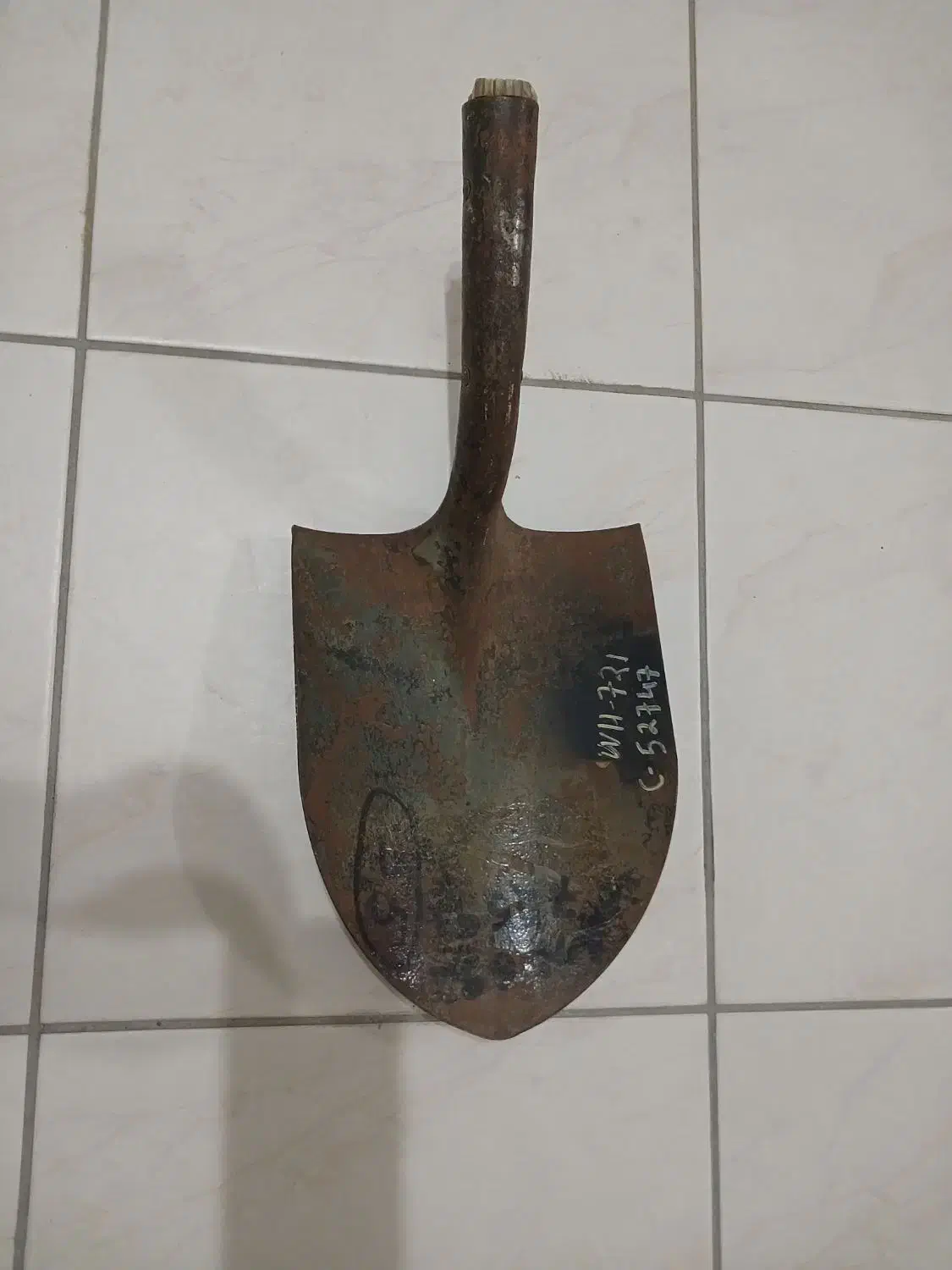 یک عدد بیل خارجی|کلکسیون اشیاء عتیقه|شهرکرد, |دیوار