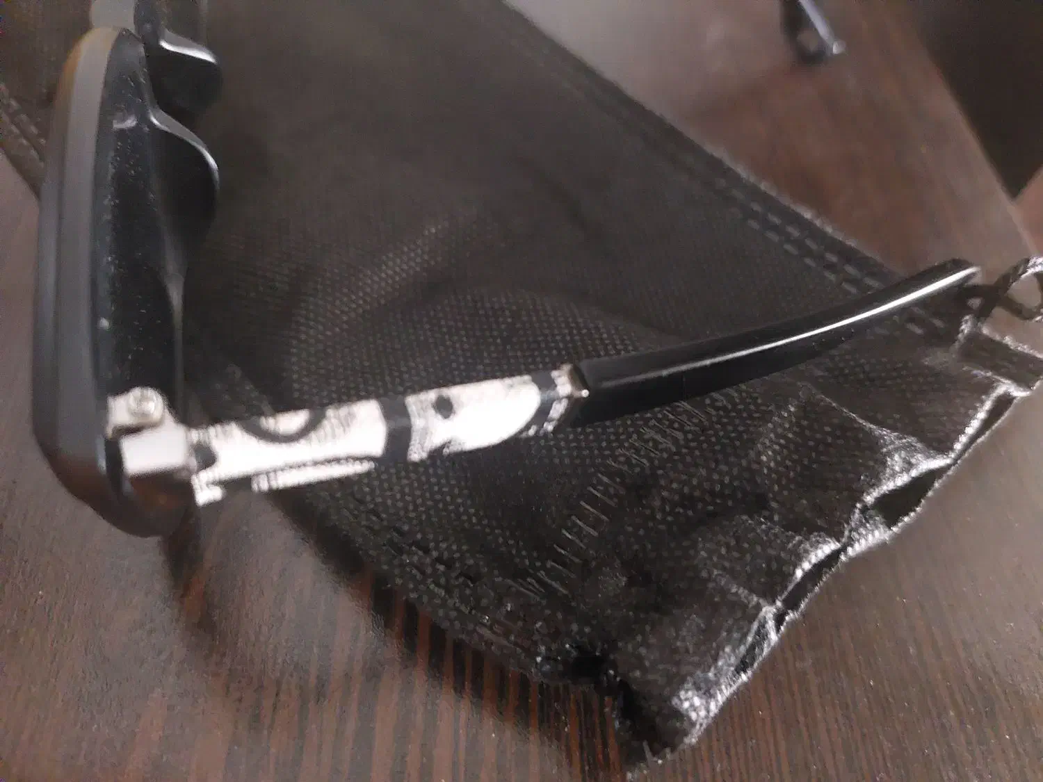 عینک|کیف، کفش، کمربند|شیراز, کوشک میدان|دیوار