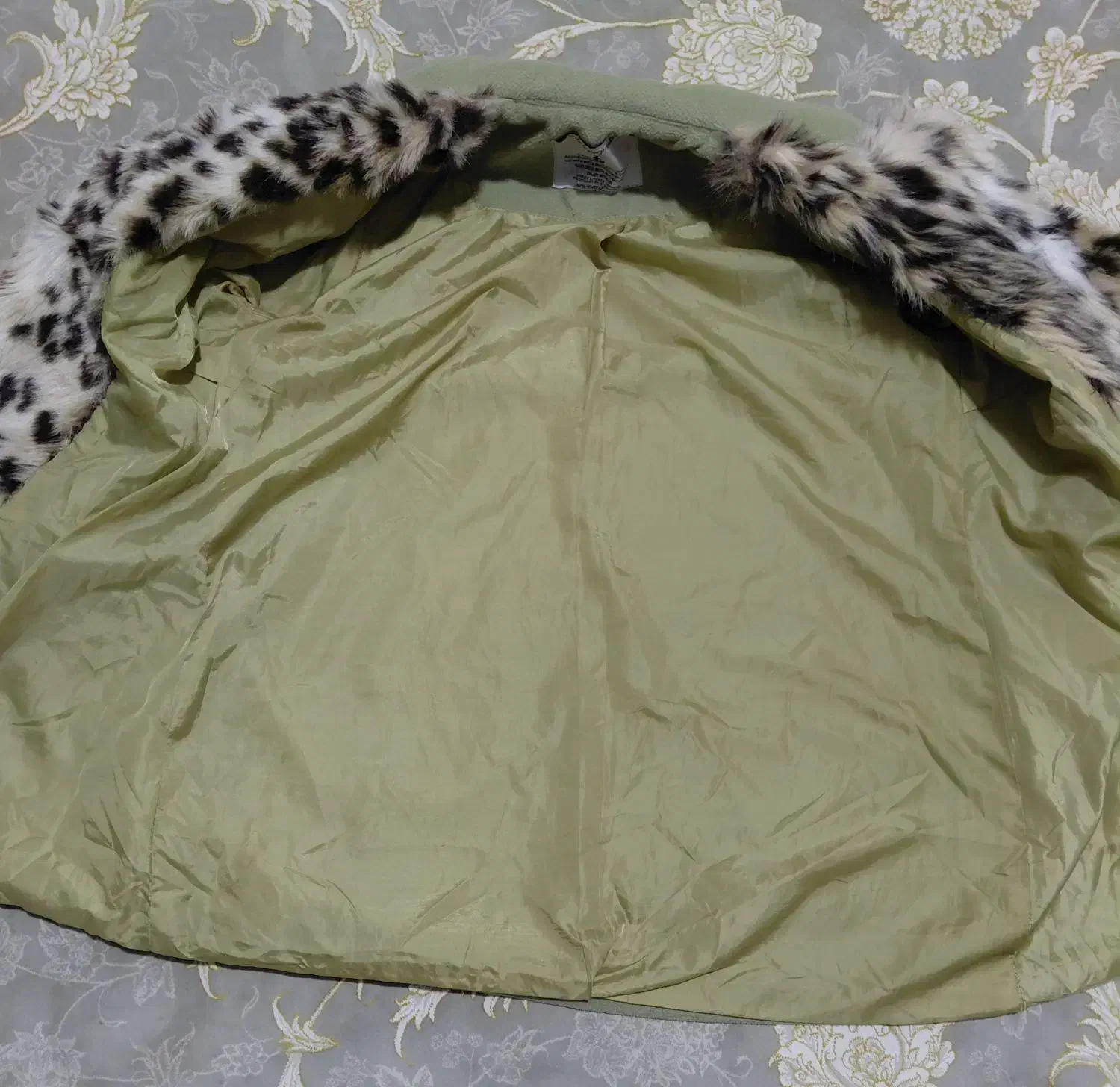 کاپشن|لباس|یاسوج, |دیوار