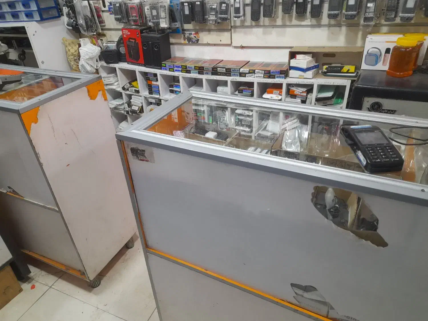 دو عدد ویترین و یک عدد میز کامپیوتر|میز تحریر و کامپیوتر|مشگین شهر, |دیوار