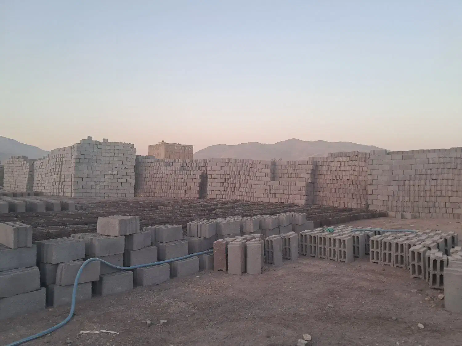 فروش انواع بلوک سیمانی و پوکە ای و حلقە چاه .|مصالح و تجهیزات ساختمان|سقز, |دیوار