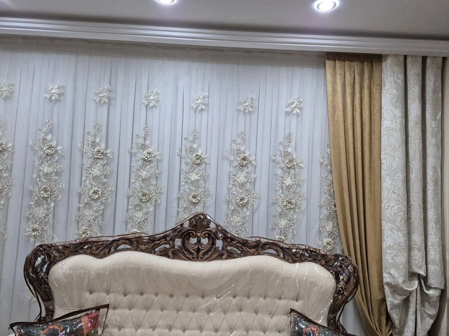 زیر پرده حریر پیله ای سفید روی پرده تور گل برجسته|پرده، رانر، رومیزی|تهران, حمزهآباد|دیوار