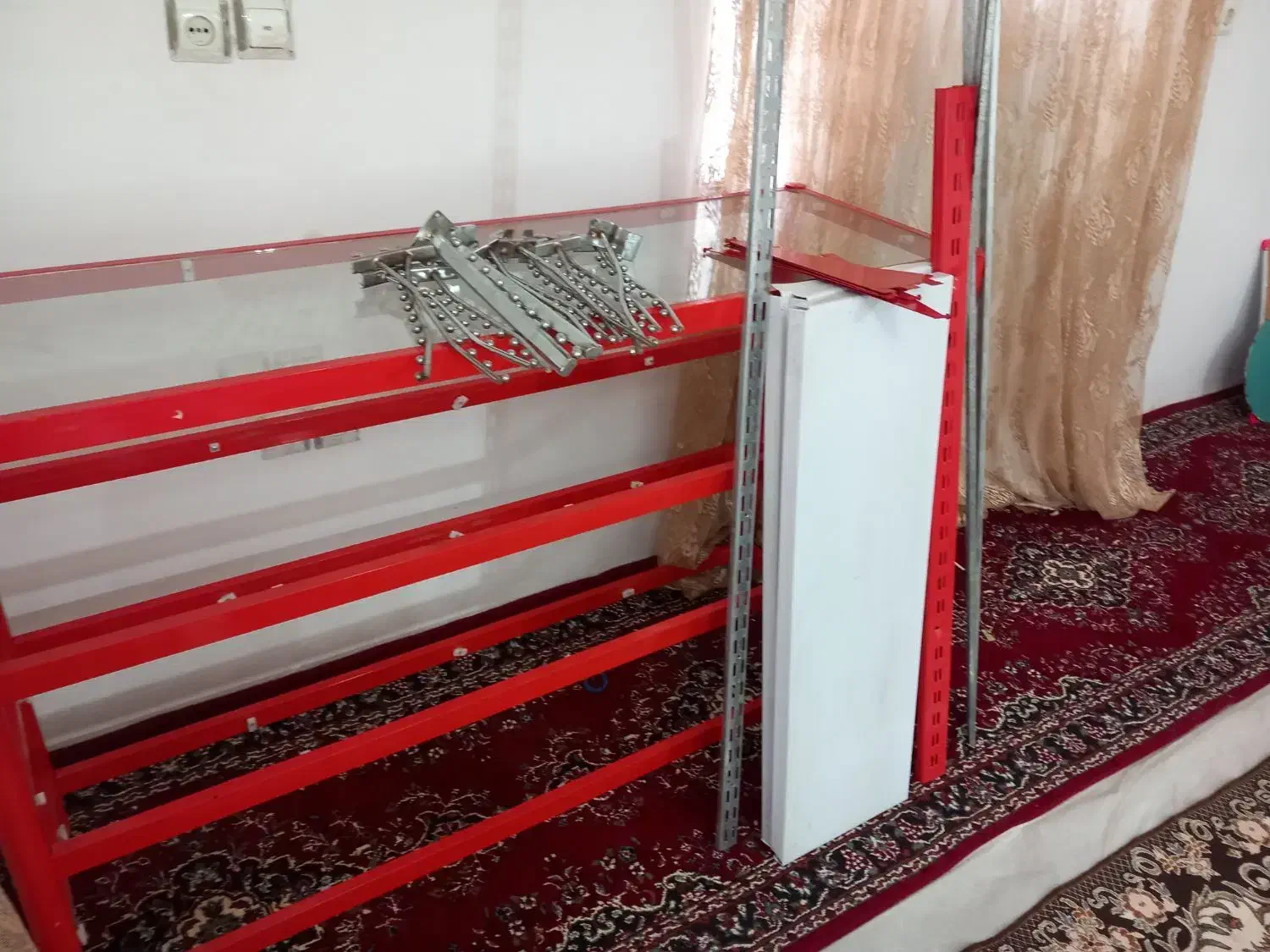 ویترین یک ونیم متر باشیشه وقفسه ولوازم دیگه|بوفه، ویترین، کنسول|آزادشهر, |دیوار