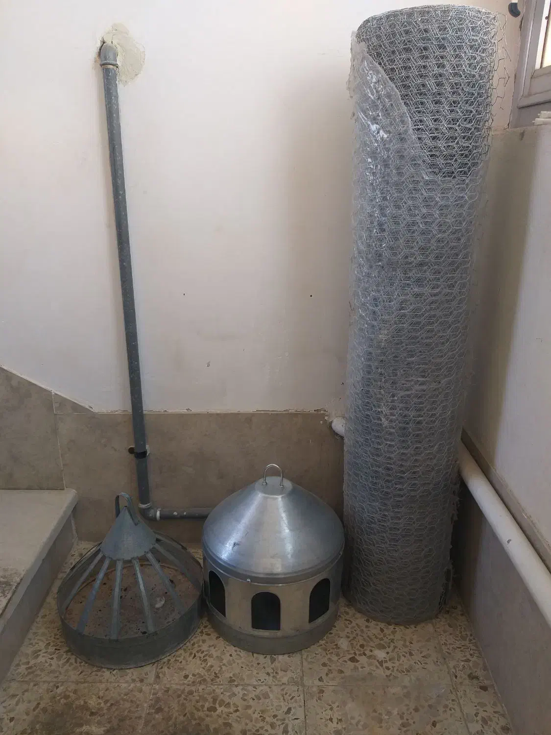 َتور قفسی و جا آبی فلزی پر نده|لوازم جانبی حیوانات|فولادشهر, باغشاد|دیوار