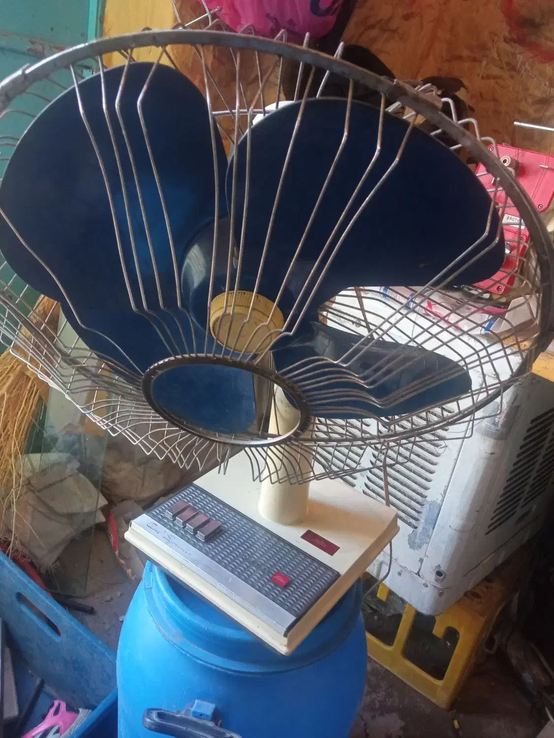 پنکه قدیمی آهنی توشیبا نیاز تعمییر و پنکه سقفی|پنکه و تصفیه‌کنندهٔ هوا|نهاوند, |دیوار