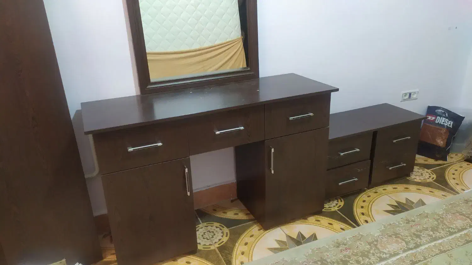 میز ارایشی با آینه و دوعدد پاتختی|تخت و سرویس خواب|سنندج, |دیوار
