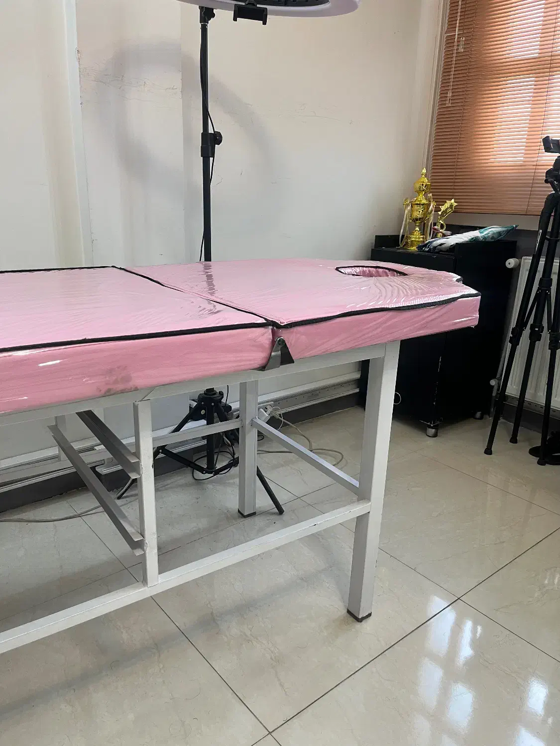 تخت مژه و پوست و دراور آرایشگاهی ۱|آرایشگاه و سالنهای زیبایی|اصفهان, جویباره|دیوار