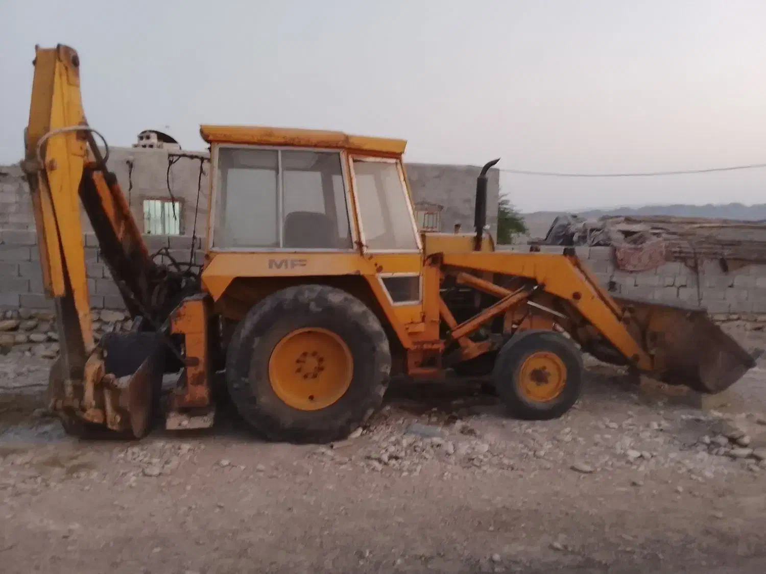 یک دستگاه بیل بکهو|ماشینآلات صنعتی|خمیر, |دیوار