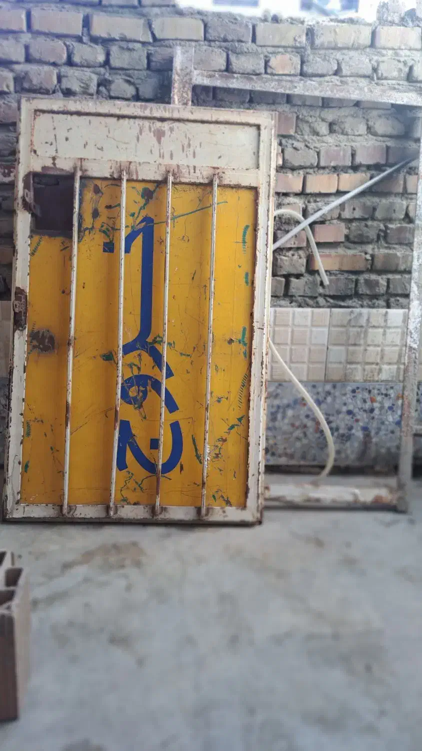 یک عدرآهنی بسیارمحکم سایز۱۳۰×۹۰.یکعددجفتگاه .|لوازم جانبی حیوانات|گنبد کاووس, |دیوار