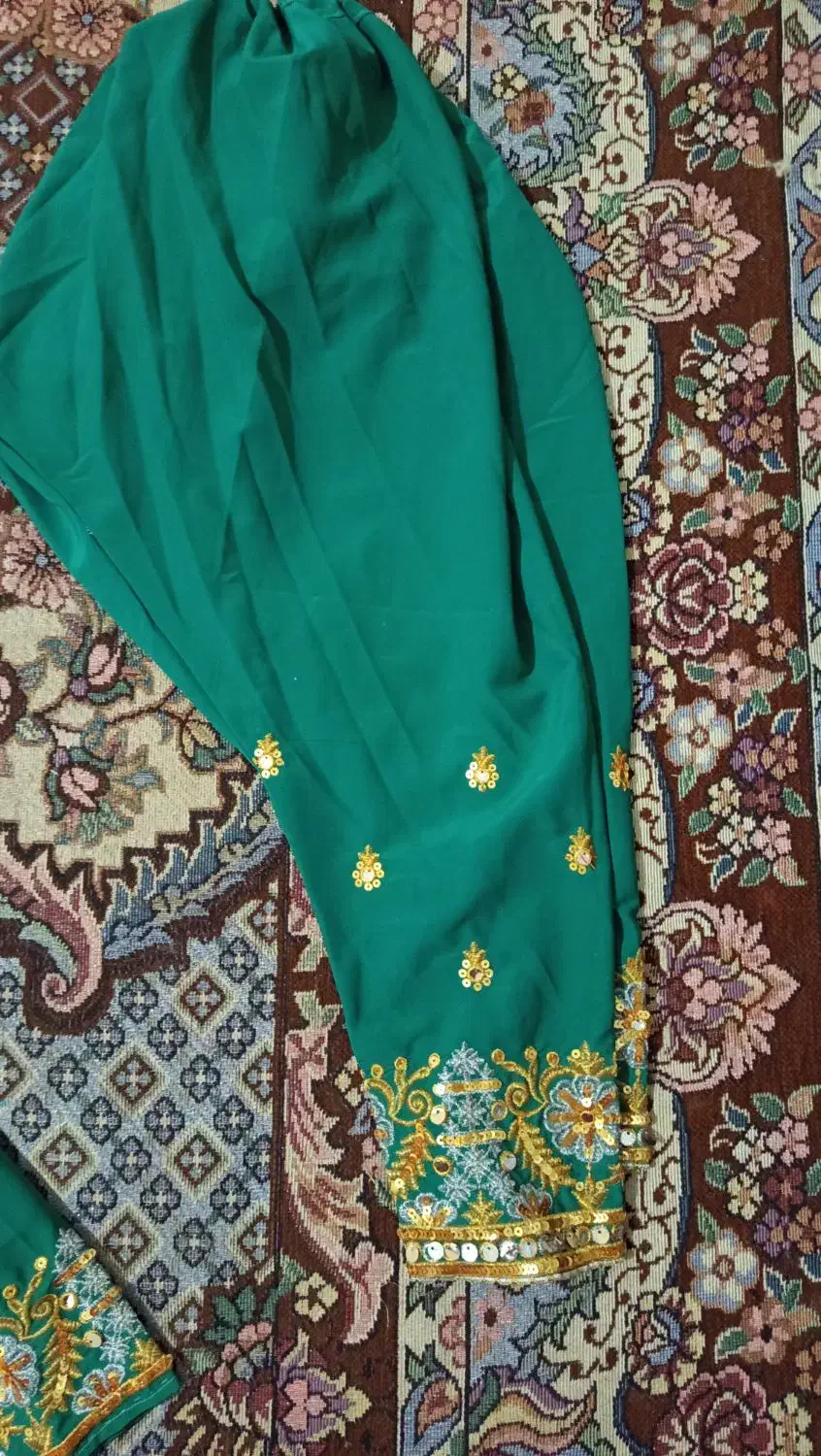 دو دست لباس نو|لباس|ایرانشهر, |دیوار