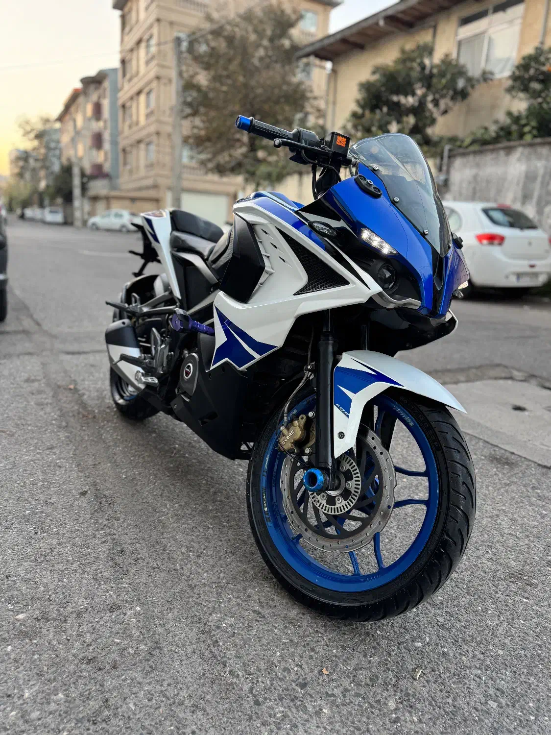 موتور ار اس|موتورسیکلت|رشت, سعدی (تختی)|دیوار