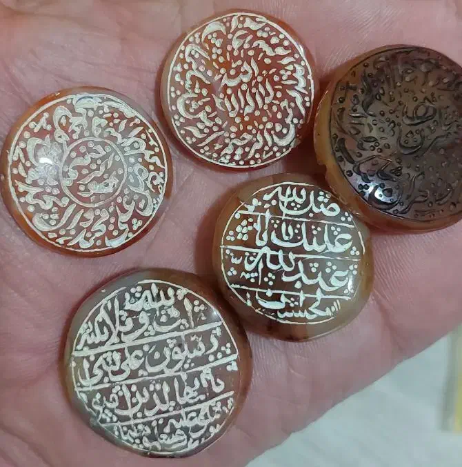 مُهره های عقیق کهنه و خطی|کلکسیون اشیاء عتیقه|اهواز, کمپلو شمالی|دیوار