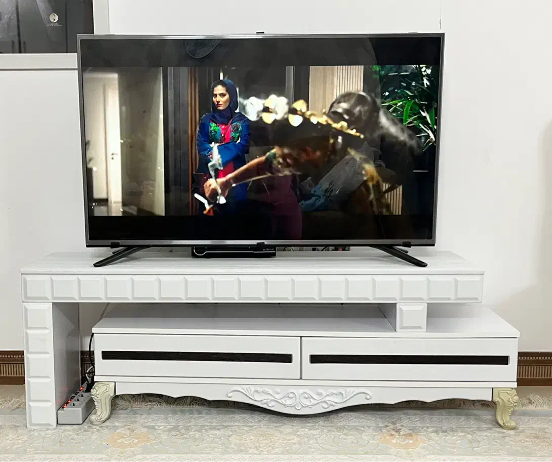 تلویزیون ایکس ویژن با میز و محافظ صفحه|تلویزیون و پروژکتور|قم, باجک دو|دیوار