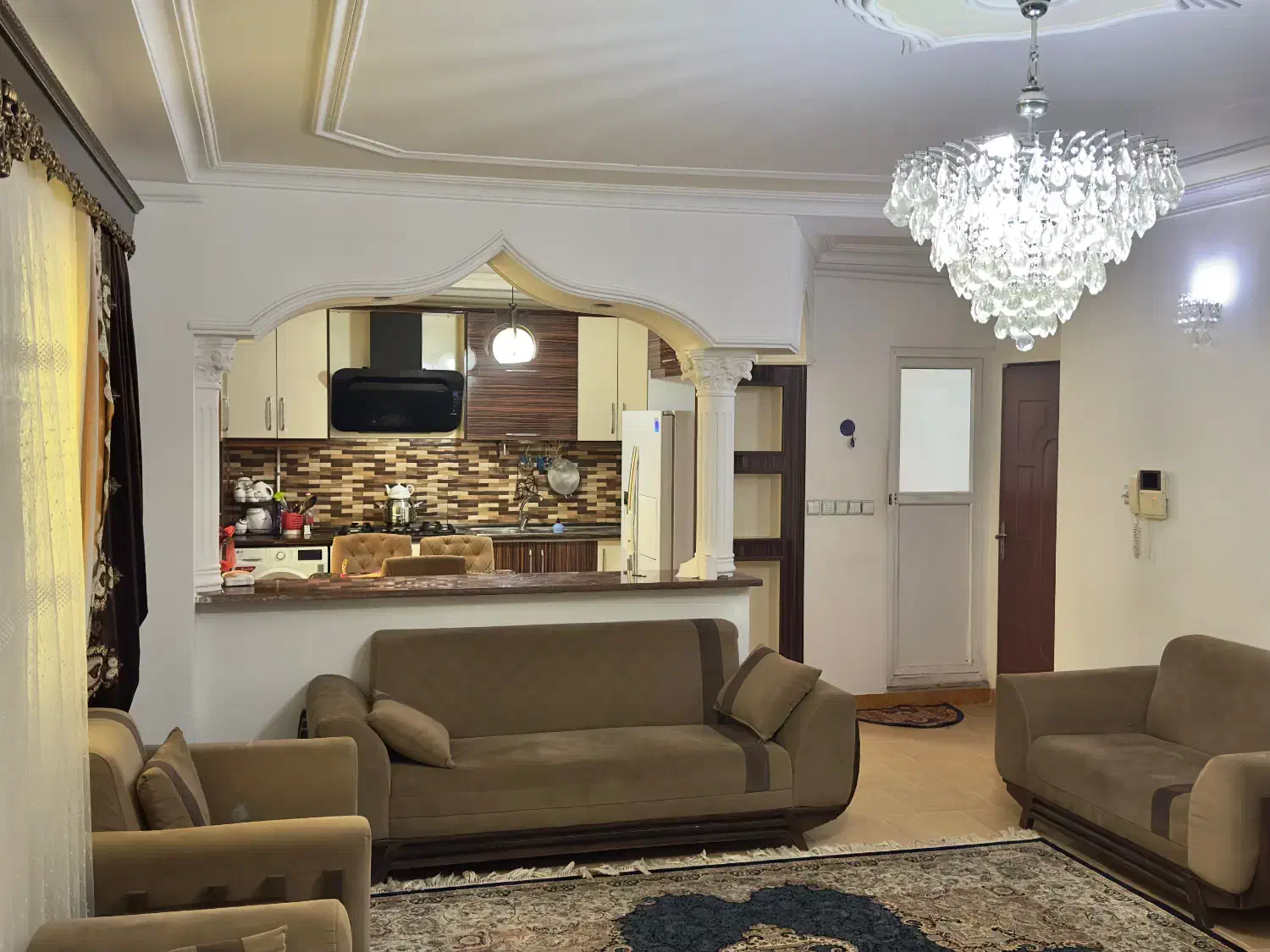 آپارتمان و مبله و تمیز|اجارهٔ کوتاهمدت آپارتمان و سوئیت|رشت, باهنر|دیوار