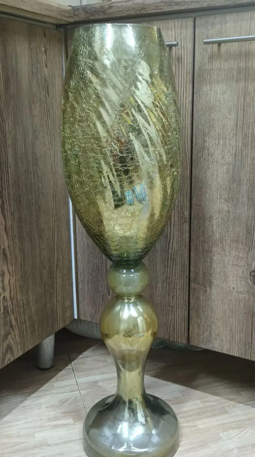 گلدان طلایی بلند|صنایع دستی و سایر لوازم تزئینی|اندیشه, اندیشه فاز ۱|دیوار