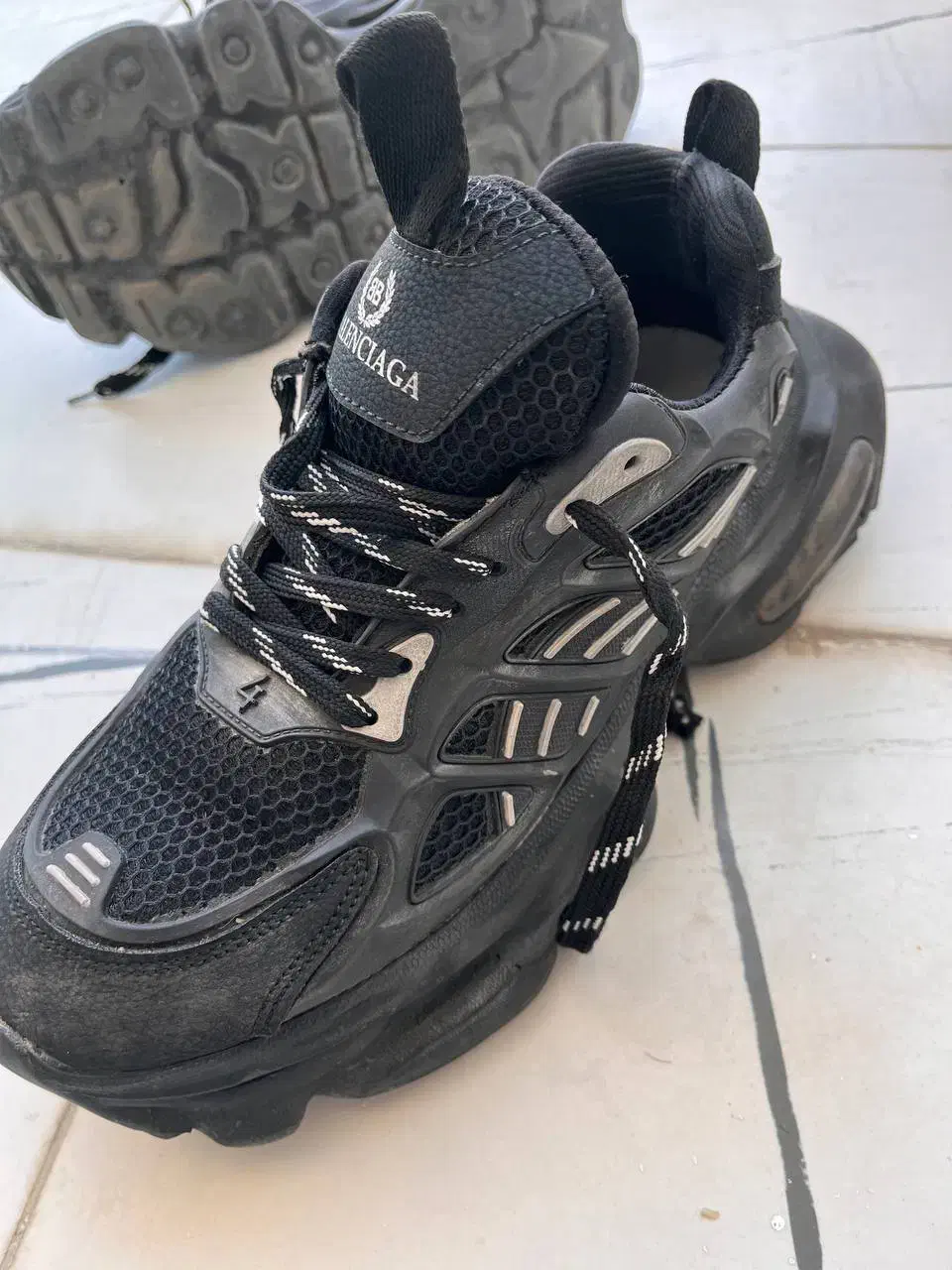 بالنسیگا|کیف، کفش، کمربند|ساوه, |دیوار