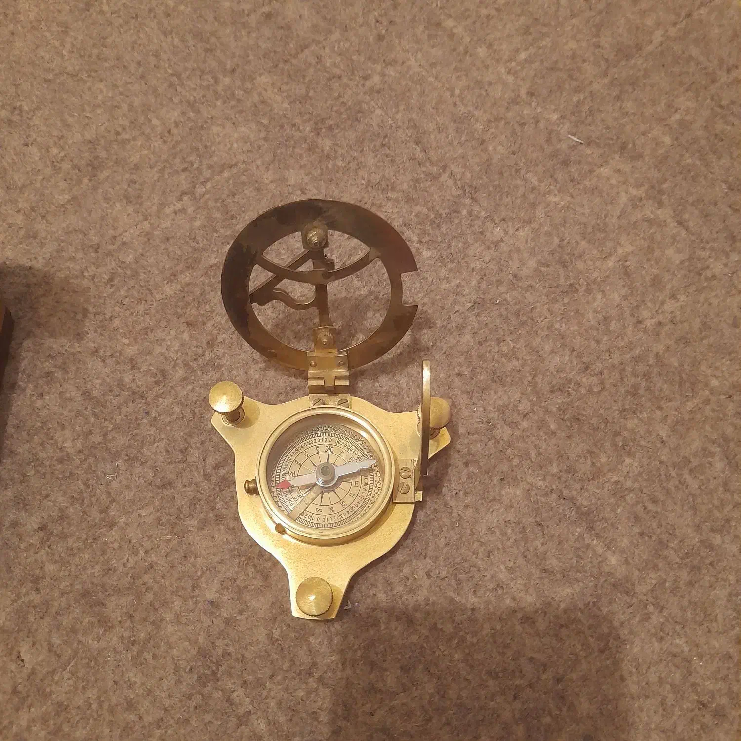 قطنما ساعت افتابی برنجی|کلکسیون اشیاء عتیقه|صدرا-فارس, فاز ۱|دیوار