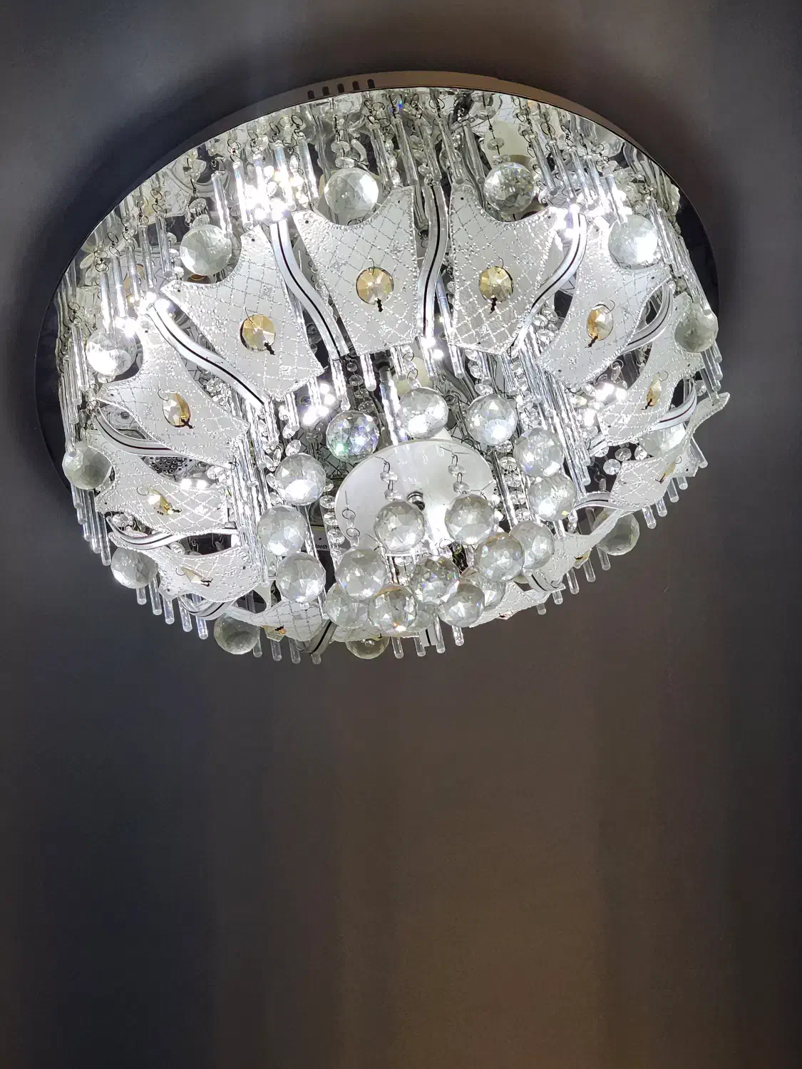 چند وسیله در حد نو|لوستر و چراغ آویز|رشت, کوی مهر|دیوار