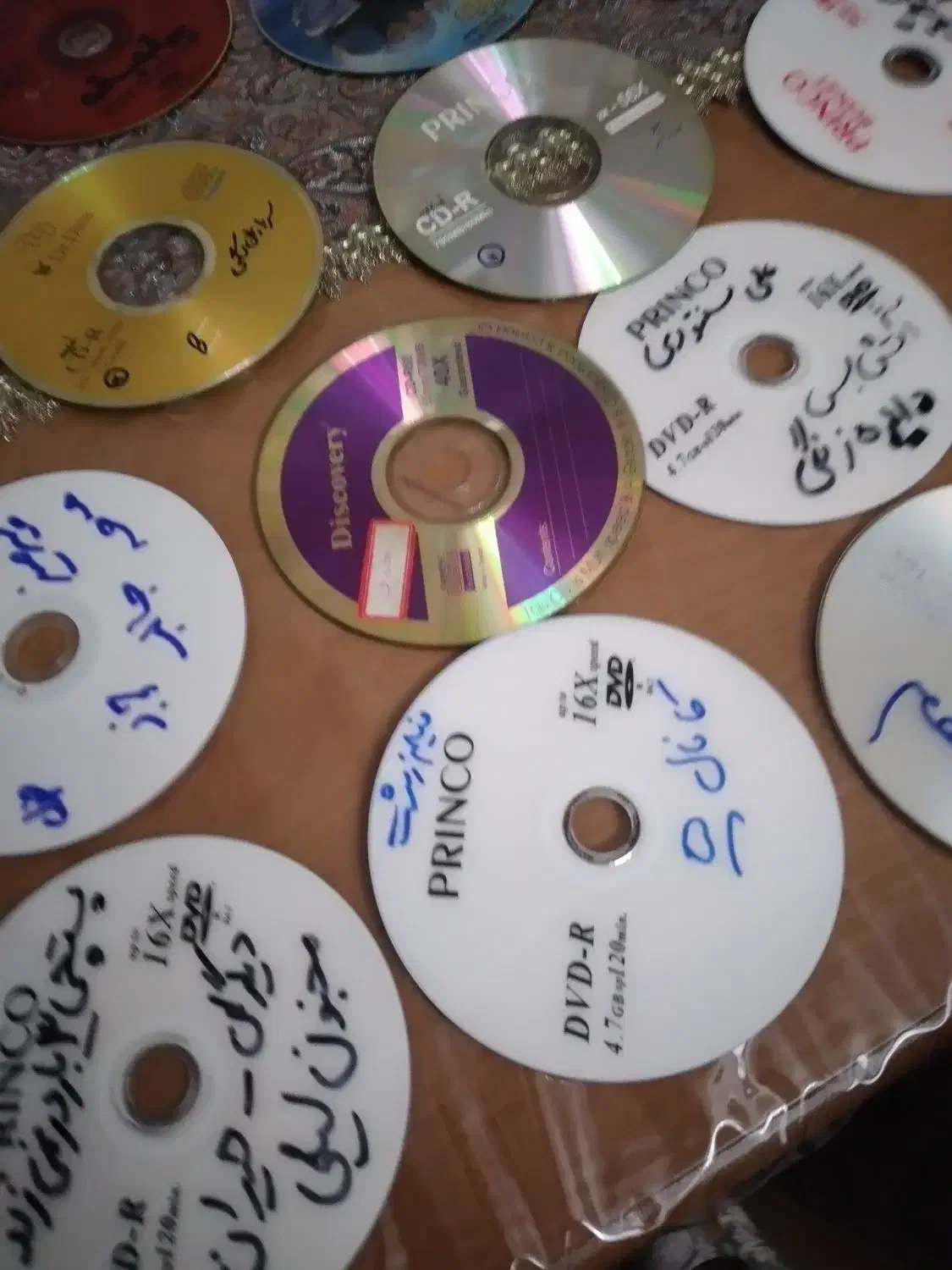 ۲۳۰ عدد سی دی به فروش میرسد|فیلم و موسیقی|رشت, بوسار|دیوار