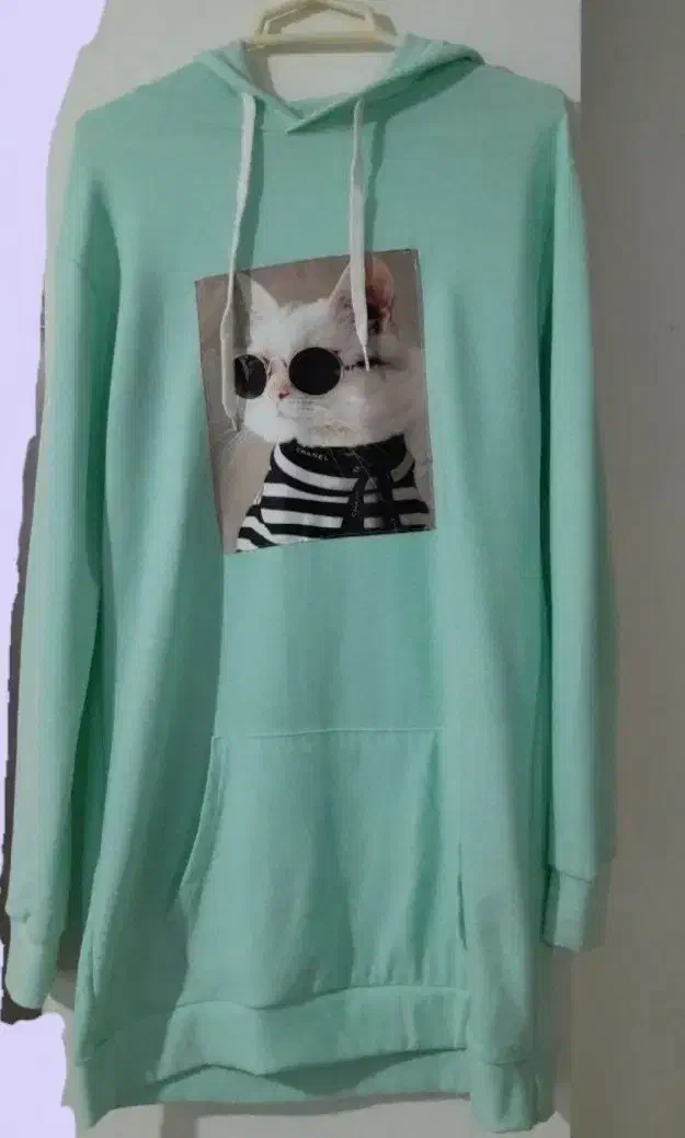 تعدادی هودی|لباس|رشت, انصاری|دیوار