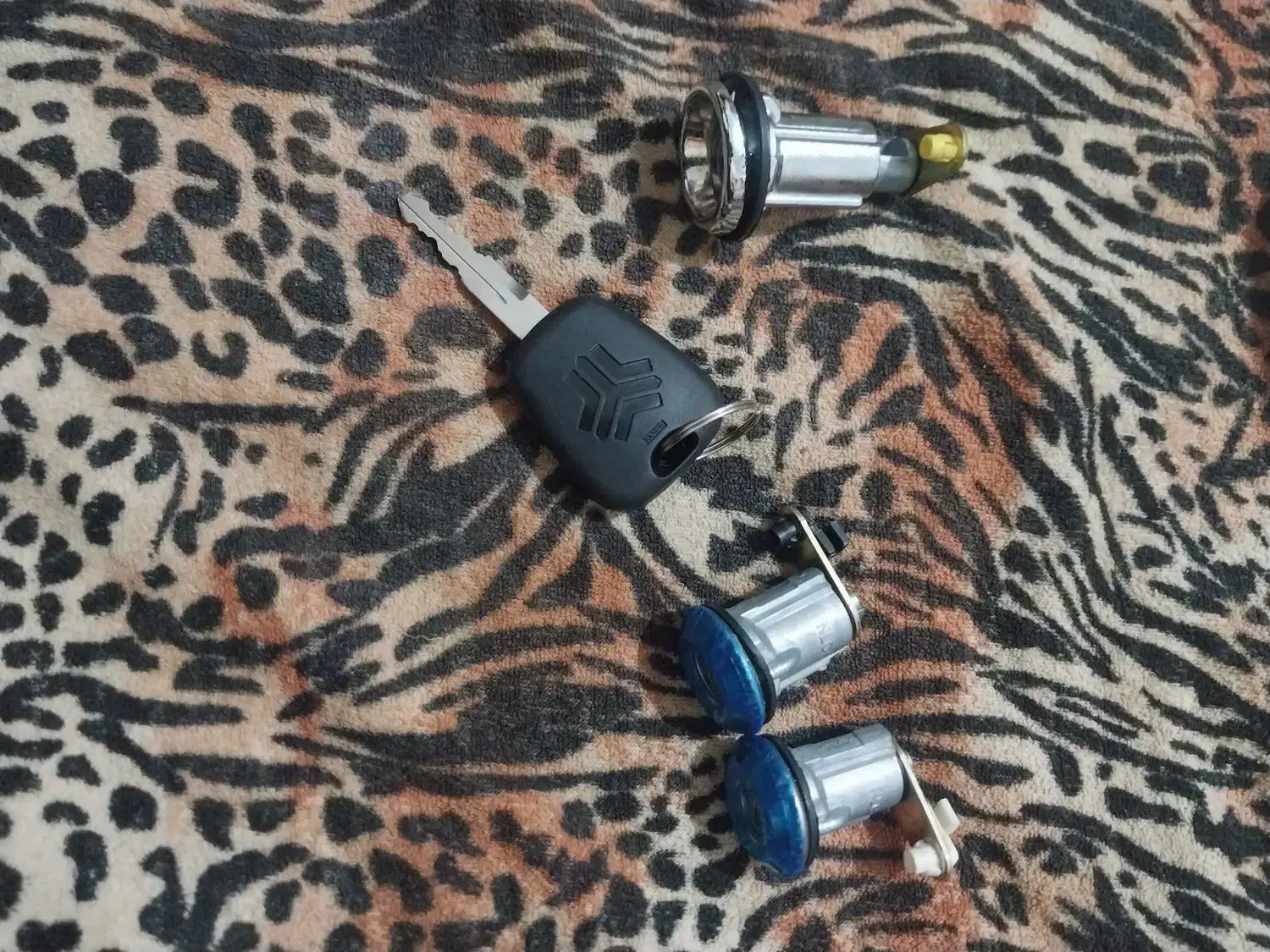 قفل در و صندوق عقب پراید|قطعات یدکی و لوازم جانبی|رشت, رودباری|دیوار