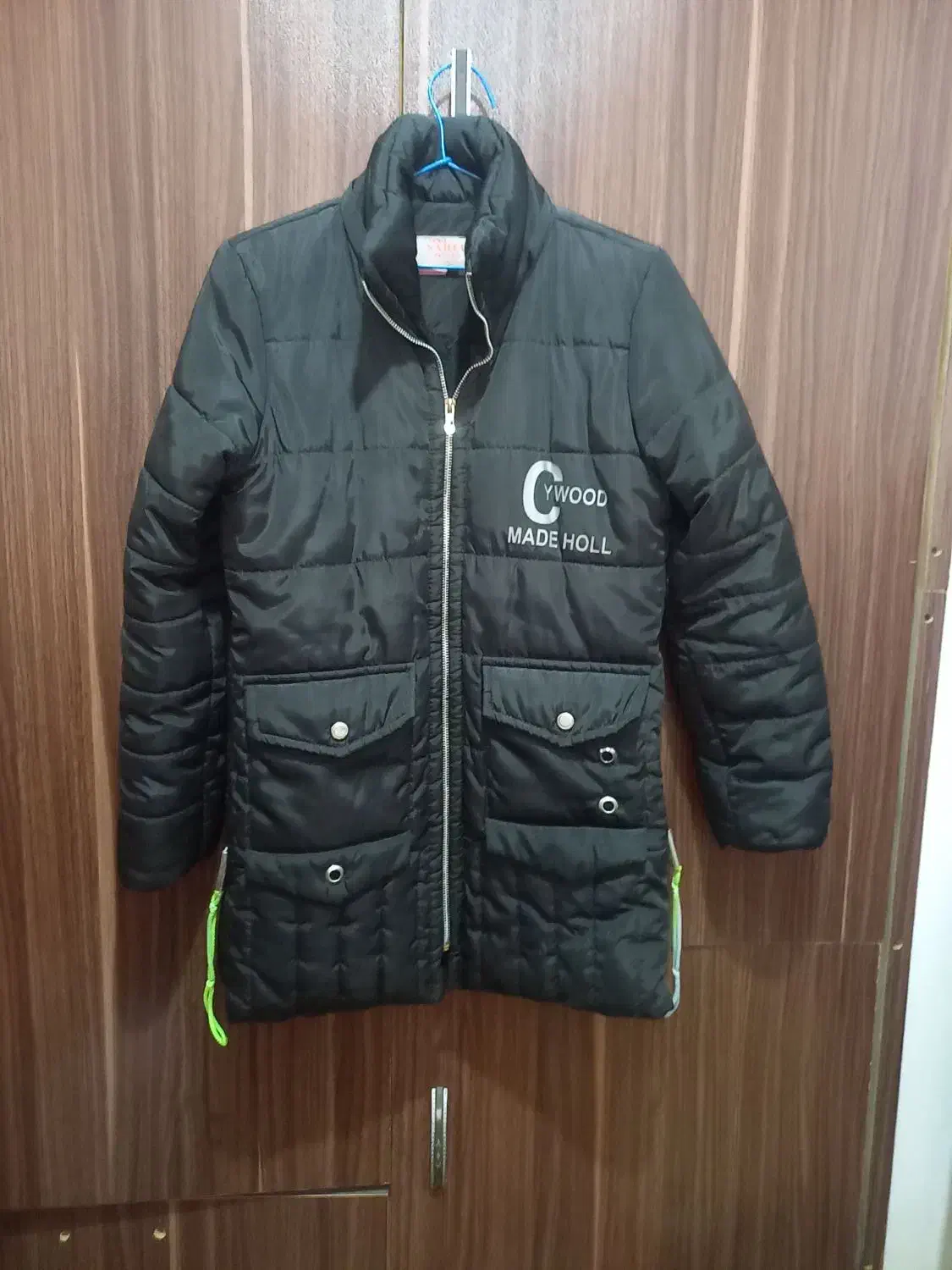 کاپشن دخترانه|لباس|صومعه‌سرا, |دیوار