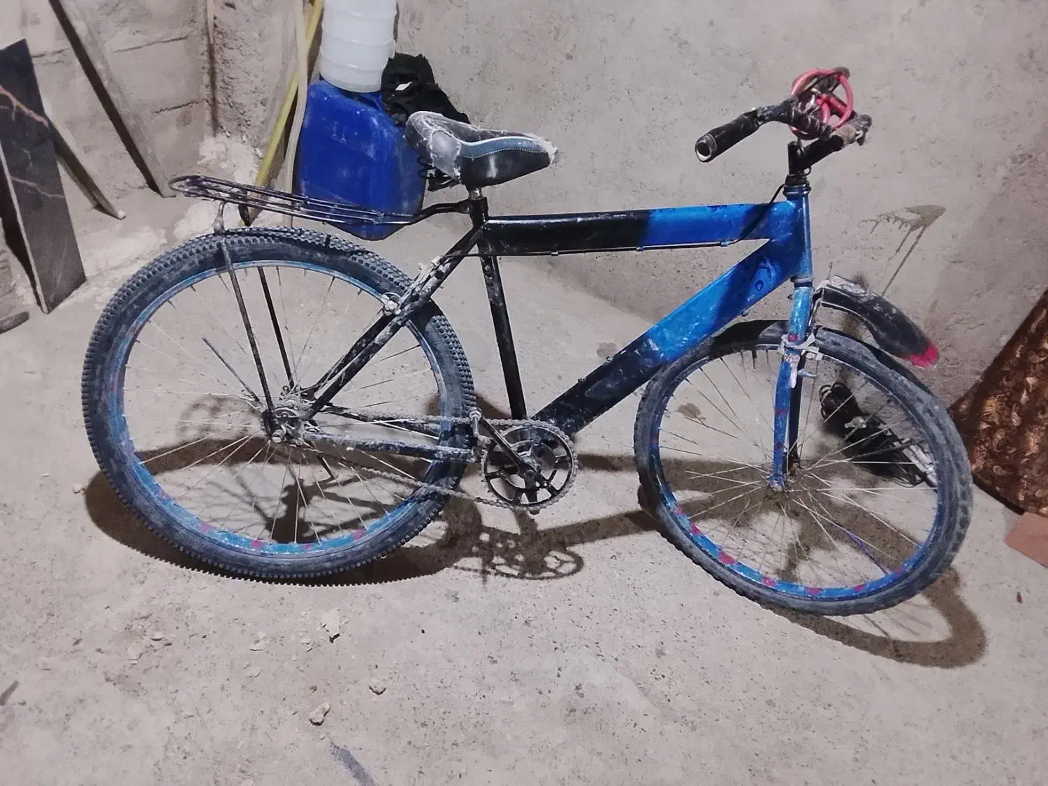 دوچرخه.|دوچرخه، اسکیت، اسکوتر|پسکوه, |دیوار