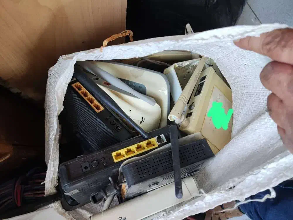 یک گونی مودم ADSL خراب (‌نیاز به تعمیر) یا اوراق|مودم و تجهیزات شبکه|مراغه, |دیوار