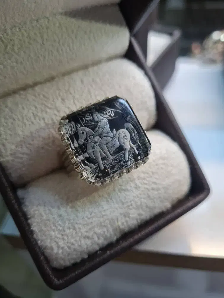 در نجف پاک|جواهرات|ری, سرتخت|دیوار