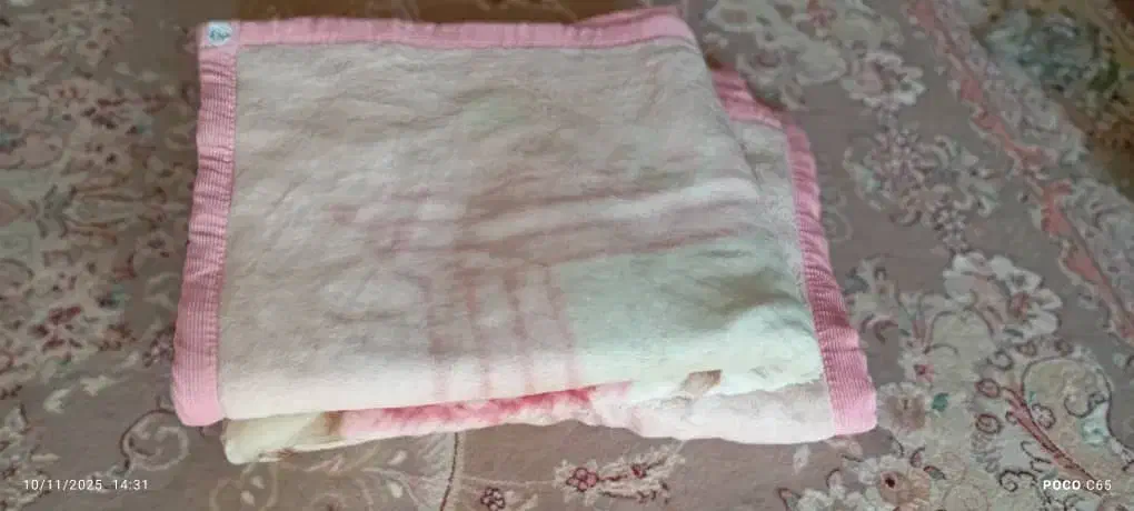 تعدادی پتو تشک بالشت|رختخواب، بالش، پتو|شیراز, کرونی(خاتونک)|دیوار