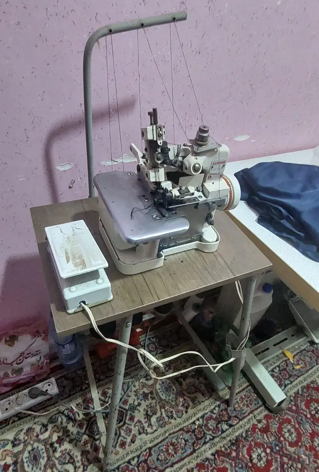 سردوز سه نخ ژانومه Janome ژاپن اصل همراه با میز|چرخ خیاطی و ریسندگی|اهواز, کمپلو جنوبی|دیوار