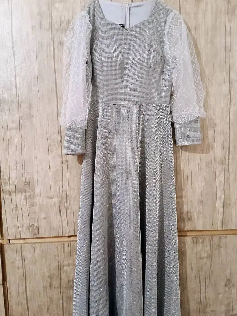 لباس مجلسی|لباس|ایوانکی, |دیوار