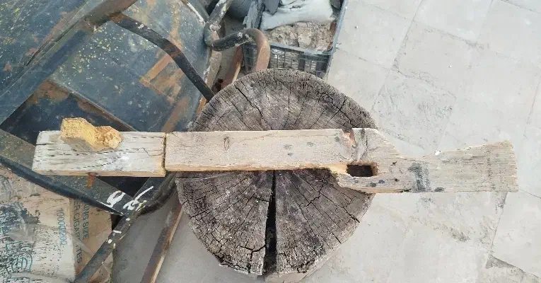 زوبین|کلکسیون اشیاء عتیقه|رباط‌کریم, رباط‌کریم|دیوار