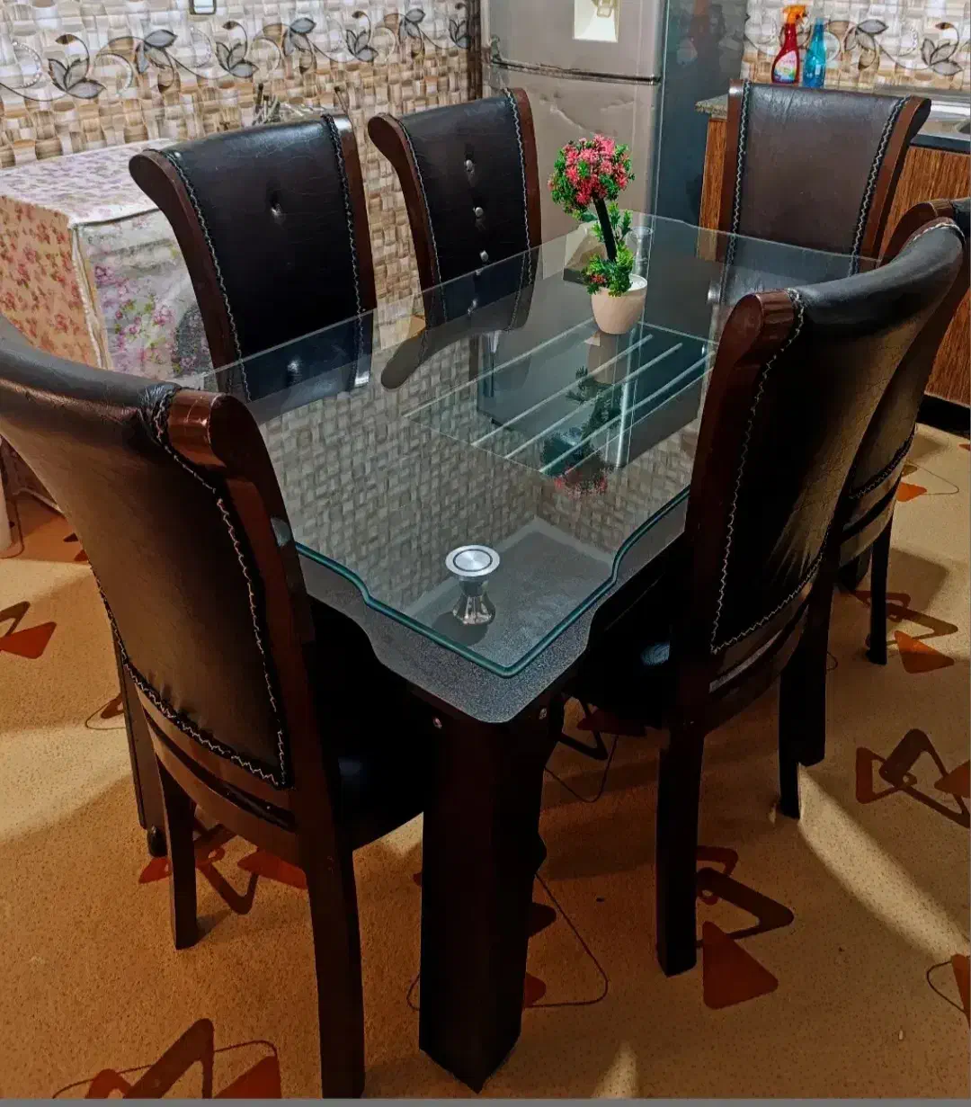 میز۶نفره|میز و صندلی غذاخوری|شیراز, سعدیه جنوبی|دیوار