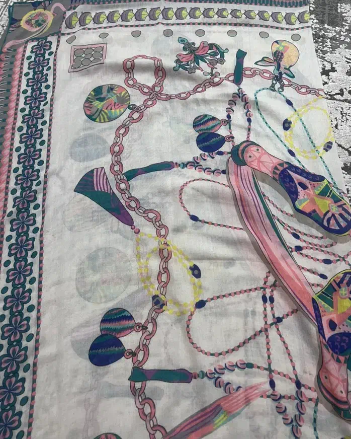 شال و روسری|لباس|فردیس, منظریه|دیوار