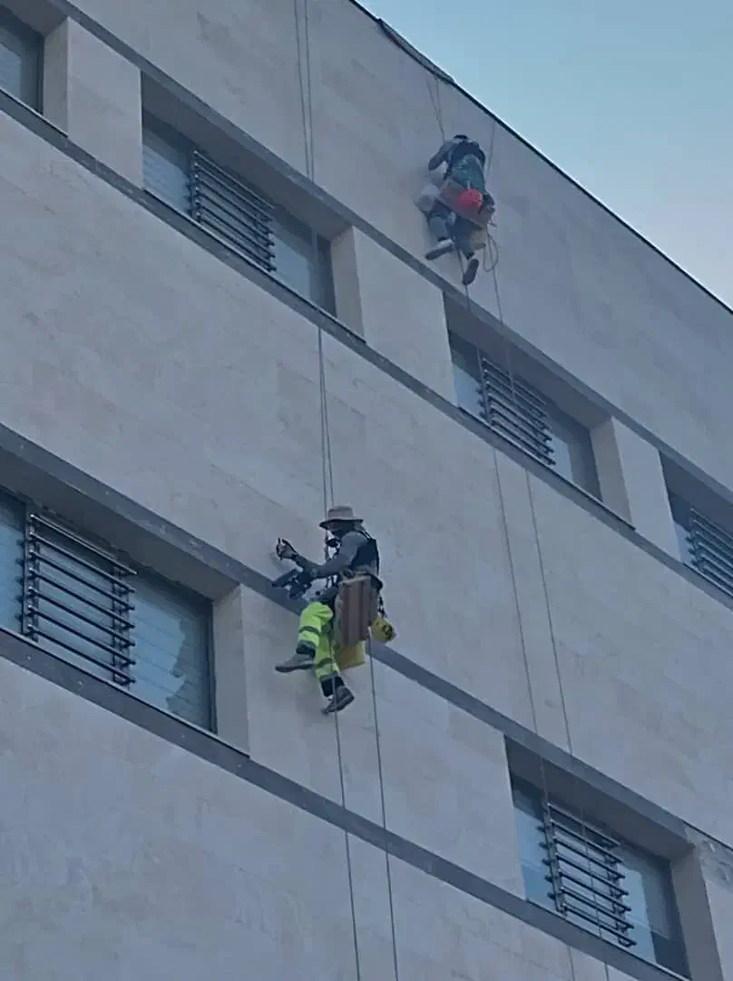 کار در ارتفاع با طناب ( راپل)|خدمات پیشه و مهارت|ارومیه, |دیوار